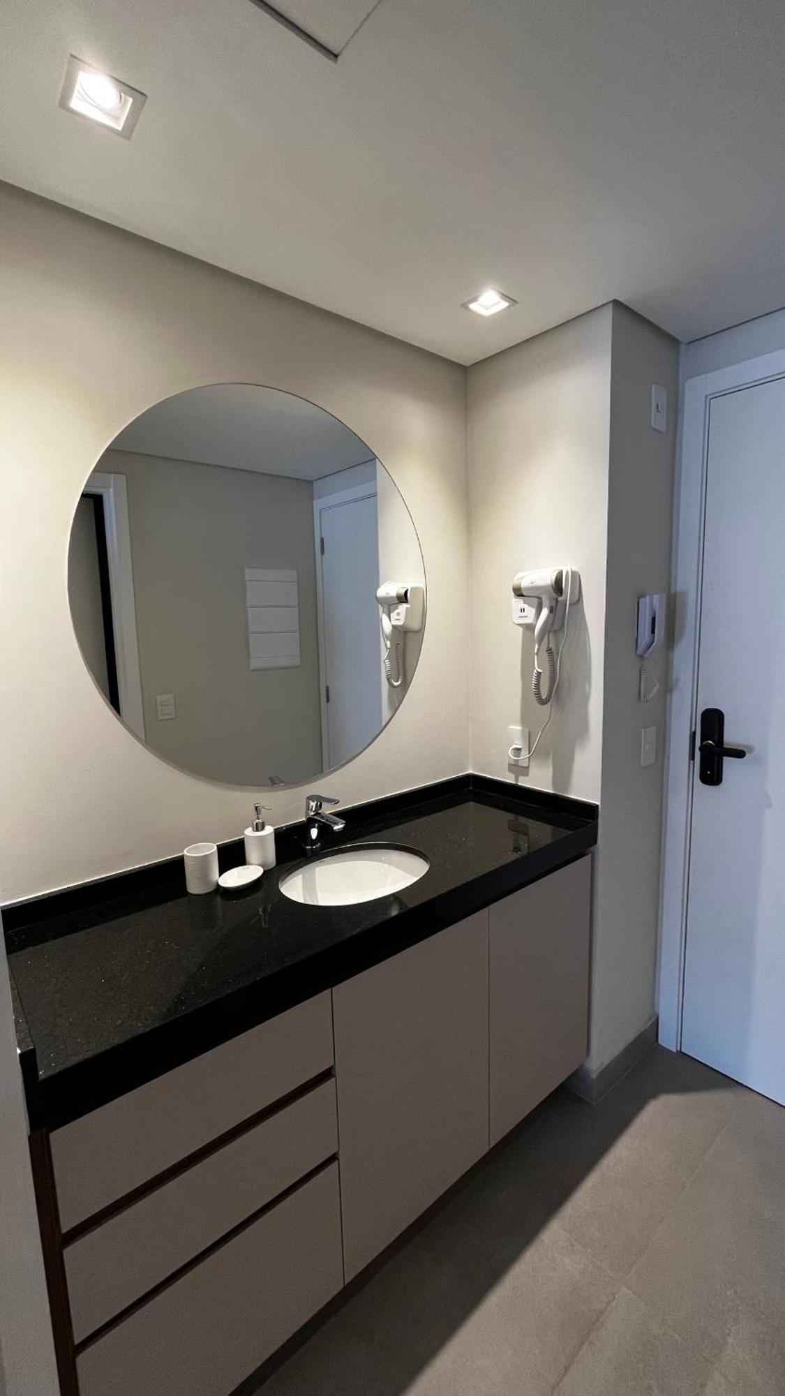 Apartment Estudio Novo, Com Garagem, Em Otima Localizacao!
